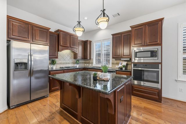 7 Woodmoor Place, Magnolia, TX 77354