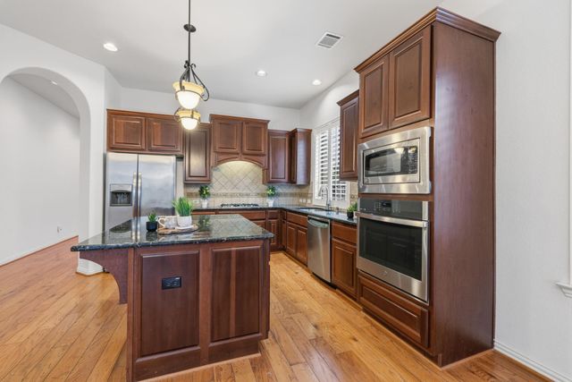 7 Woodmoor Place, Magnolia, TX 77354