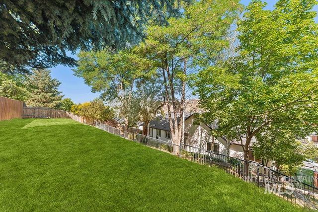 1203 E Hearthstone Dr, Boise, ID 83702