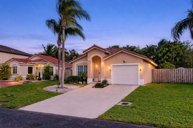 8858 SW 214th St, Cutler Bay, FL 33189