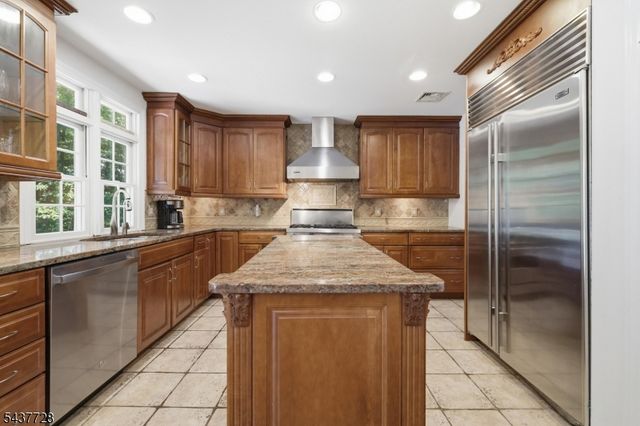 70 High Oaks Dr, Watchung Boro, NJ 07069