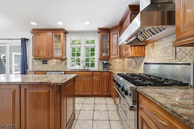 70 High Oaks Dr, Watchung Boro, NJ 07069