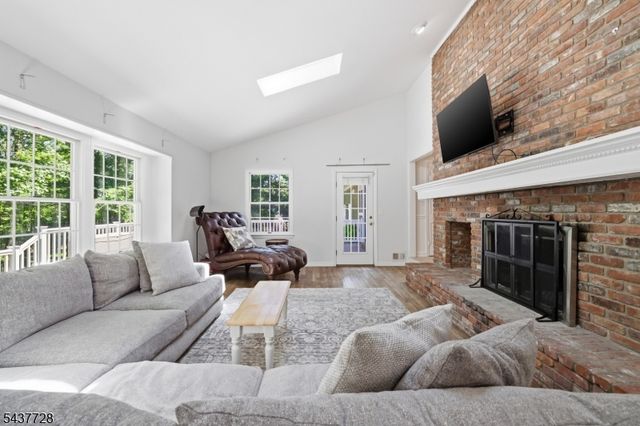 70 High Oaks Dr, Watchung Boro, NJ 07069