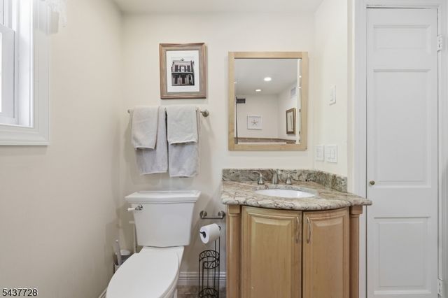 70 High Oaks Dr, Watchung Boro, NJ 07069