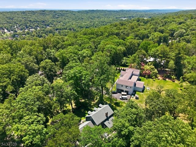 70 High Oaks Dr, Watchung Boro, NJ 07069
