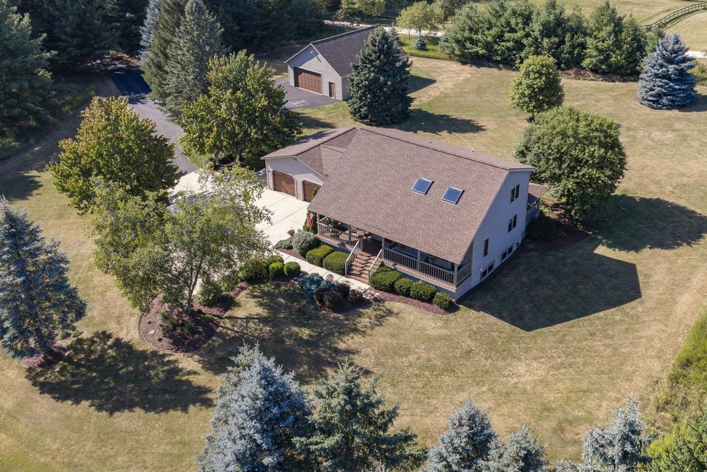 W349S2296 Waterville ROAD, Oconomowoc, WI 53066