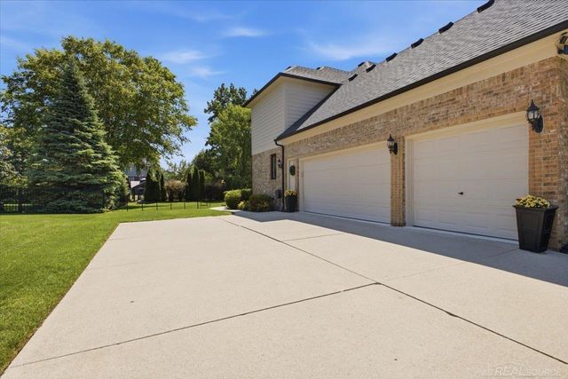52250 Chickadee Lane, Shelby Twp, MI 48315
