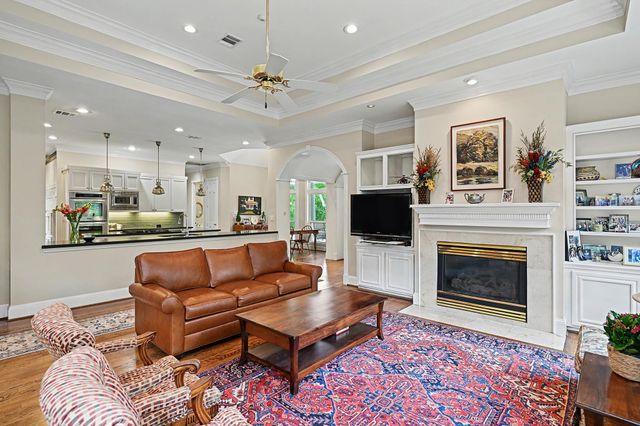 10 Sandalwood Drive, Houston, TX 77024