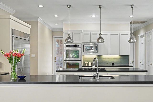 10 Sandalwood Drive, Houston, TX 77024