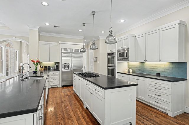 10 Sandalwood Drive, Houston, TX 77024