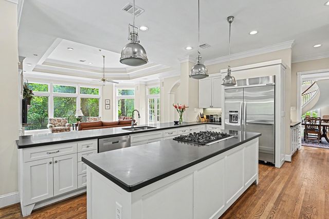 10 Sandalwood Drive, Houston, TX 77024