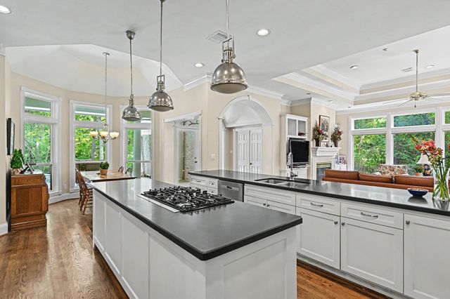 10 Sandalwood Drive, Houston, TX 77024
