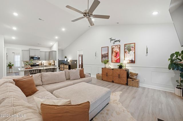 725 Greenwich Place, Richlands, NC 28574