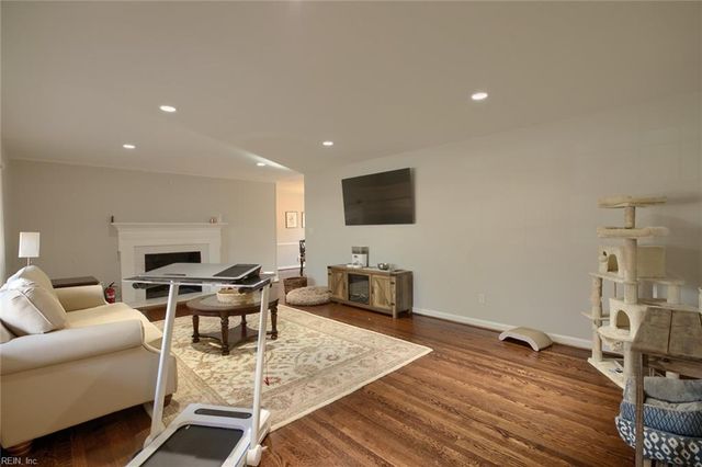 9 Terrell RD, Newport News, VA 23606