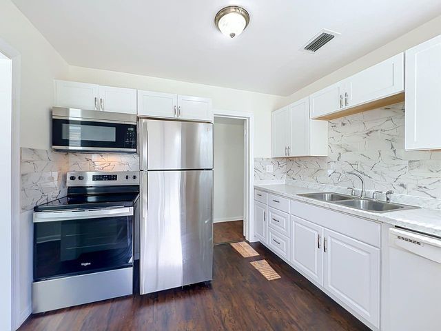 2437 S MYRTLE AVENUE, Sanford, FL 32771