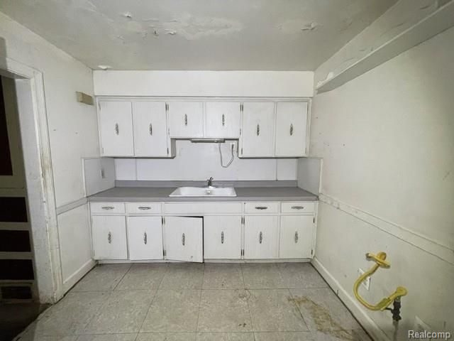 8930 Wayne Road, Romulus, MI 48174