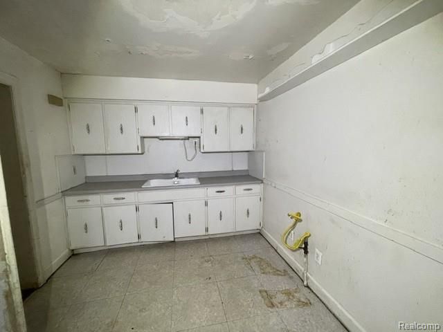 8930 Wayne Road, Romulus, MI 48174