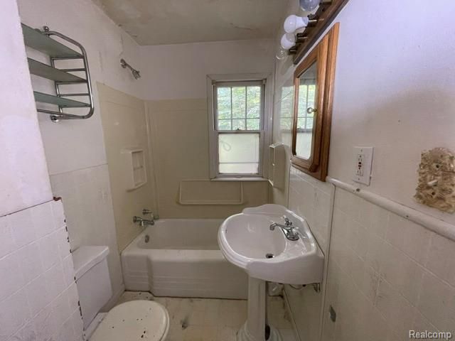8930 Wayne Road, Romulus, MI 48174
