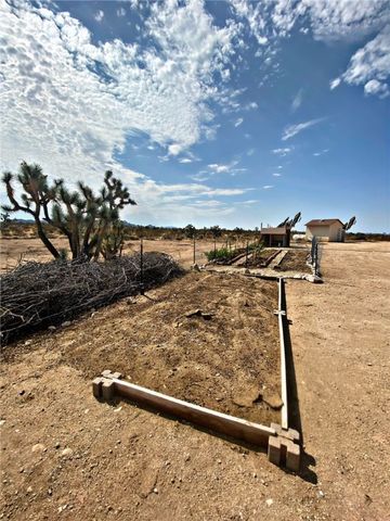 21038 S Cheyenne Road, Yucca, AZ 86438