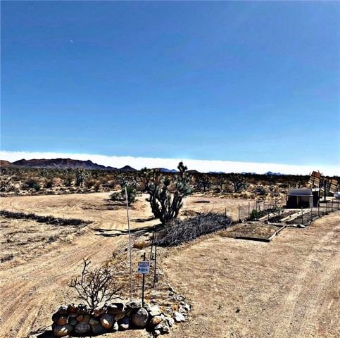 21038 S Cheyenne Road, Yucca, AZ 86438