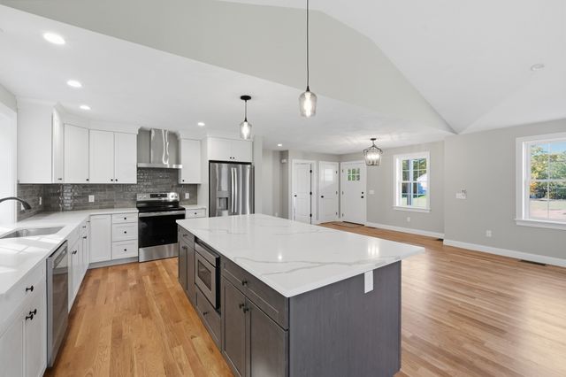 126 Townsend Harbor Rd, Lunenburg, MA 01462