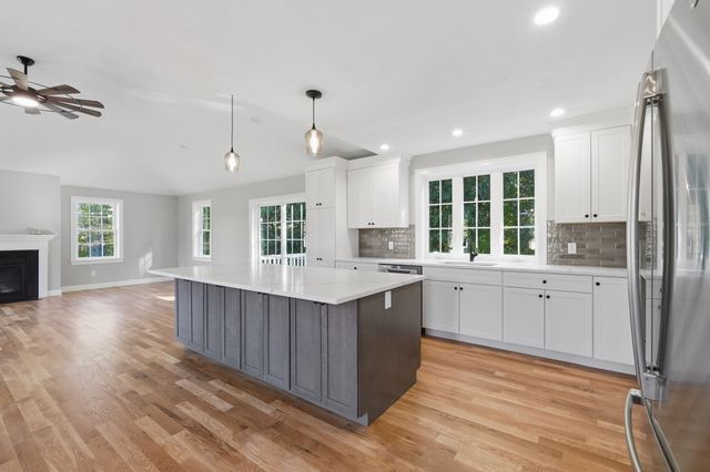 126 Townsend Harbor Rd, Lunenburg, MA 01462