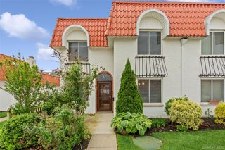 17 Alhambra Drive 17, Oceanside, NY 11572