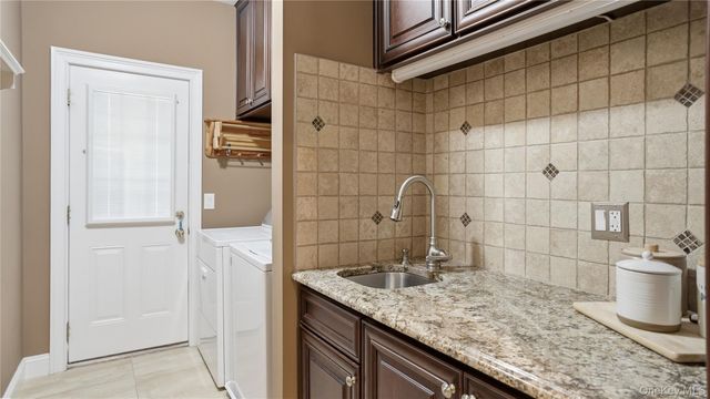 5 Clemens Court, East Setauket, NY 11733