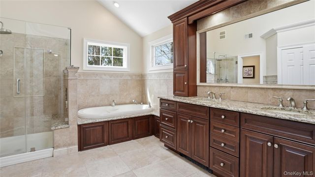 5 Clemens Court, East Setauket, NY 11733