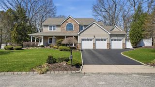 5 Clemens Court, East Setauket, NY 11733