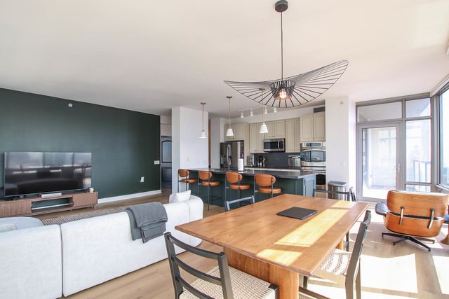 100 E 14TH Street 1706, Chicago, IL 60605