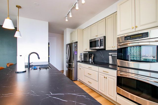 100 E 14TH Street 1706, Chicago, IL 60605