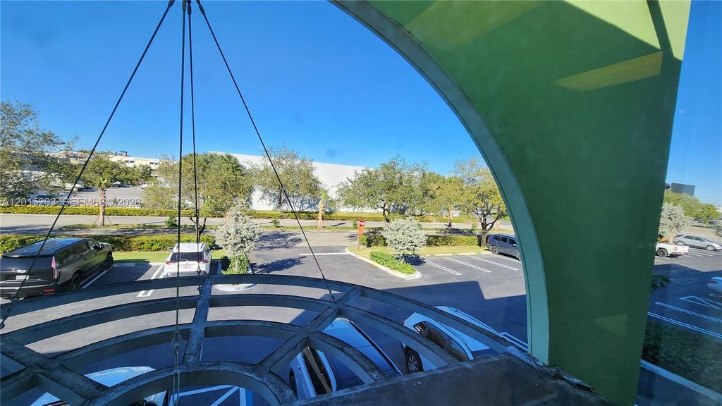 7766 NW 46th St, Doral, FL 33166