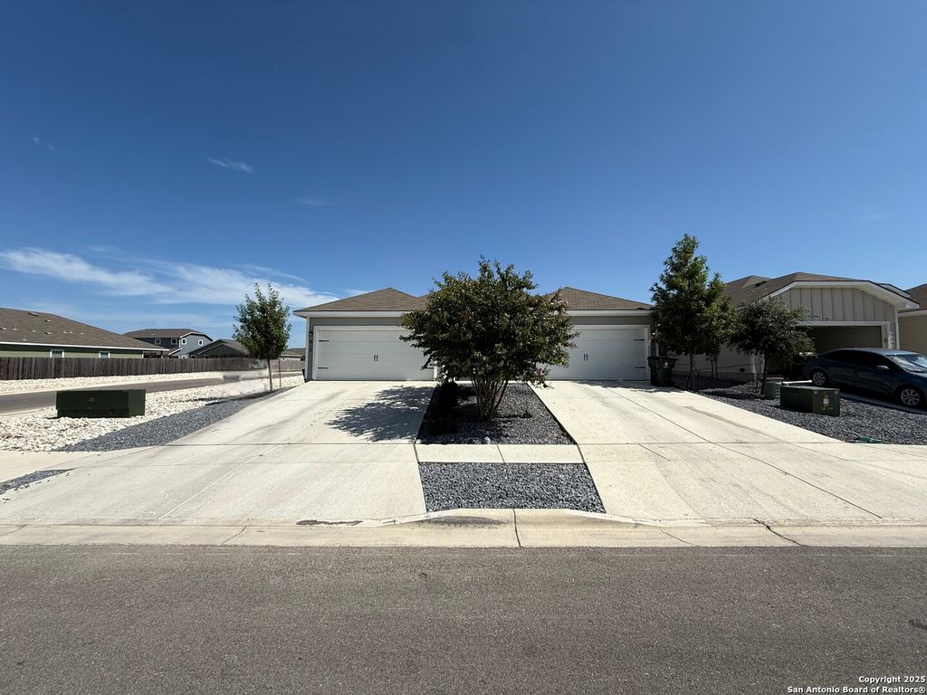 612-614 Heathers Way, Seguin, TX 78155