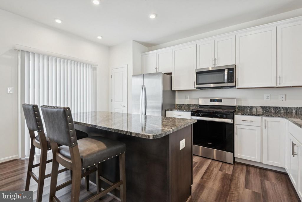 Image 3 of property listing at 7825 WOLF RUN LN, Severn, MD 21144