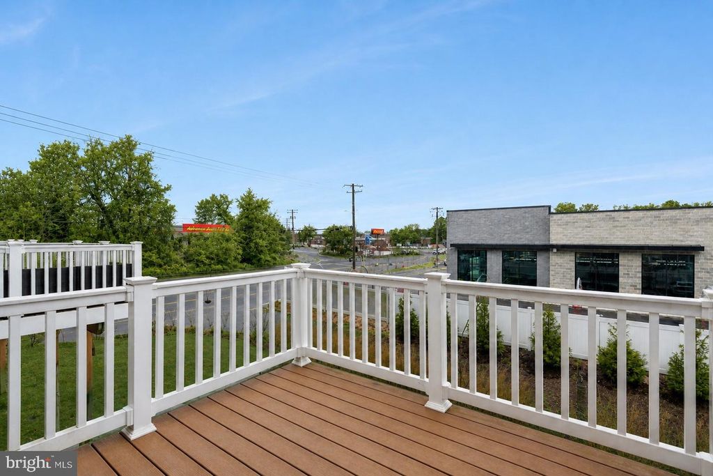 Image 8 of property listing at 7825 WOLF RUN LN, Severn, MD 21144