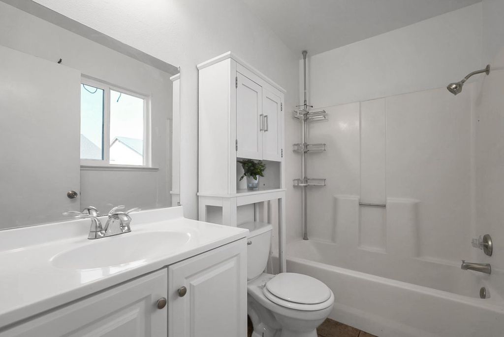 Image 7 of property listing at 2122 Harrison Court, Chowchilla, CA 93610