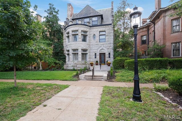 4410 Westminster Place, St Louis, MO 63108