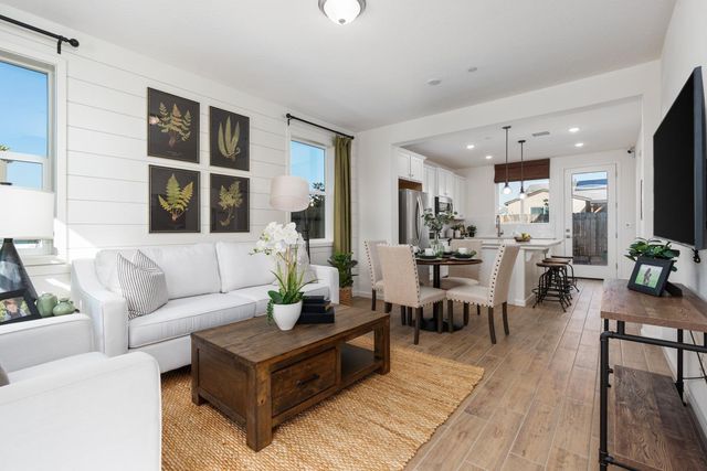 6556 E Cresthaven Drive, Fresno, CA 93727