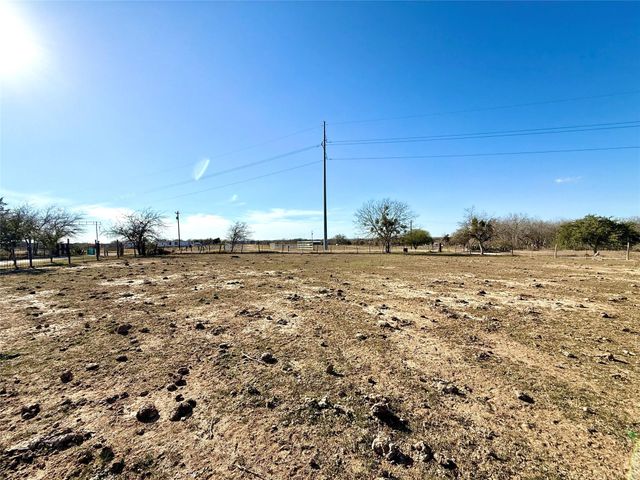 685 Fox LN, Lockhart, TX 78644