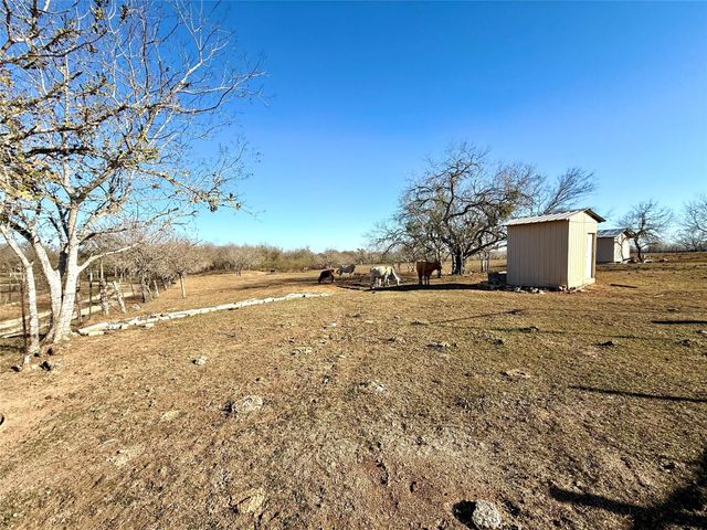 685 Fox LN, Lockhart, TX 78644