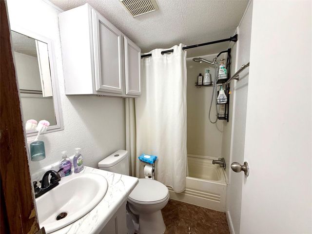 685 Fox LN, Lockhart, TX 78644