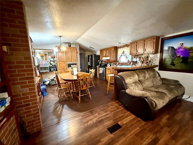 685 Fox LN, Lockhart, TX 78644