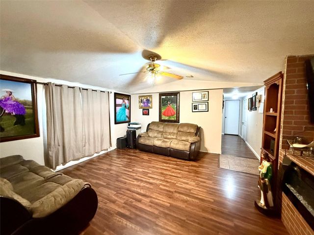 685 Fox LN, Lockhart, TX 78644