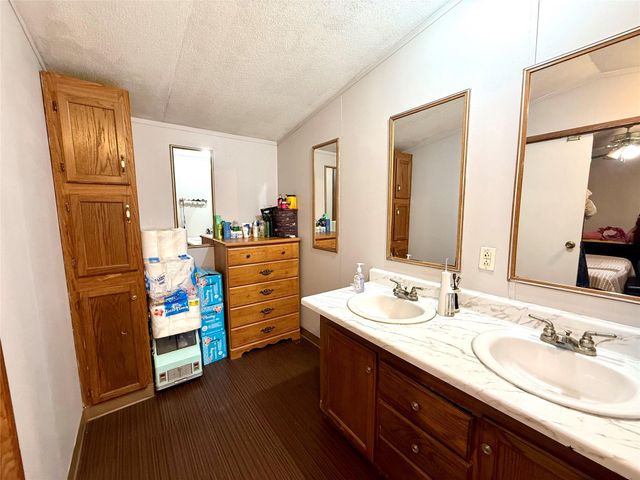 685 Fox LN, Lockhart, TX 78644