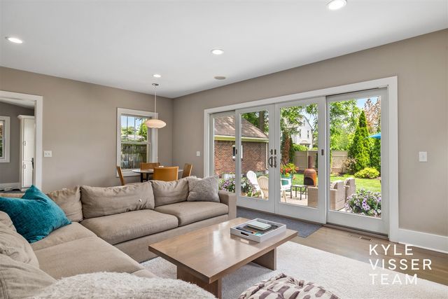 964 Pinecrest Avenue, East Grand Rapids, MI 49506