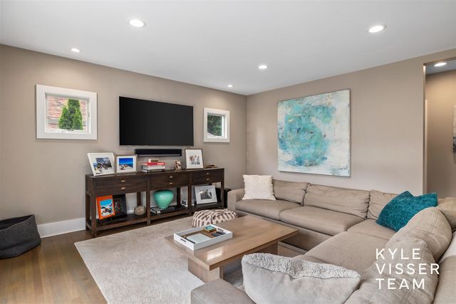 964 Pinecrest Avenue, East Grand Rapids, MI 49506