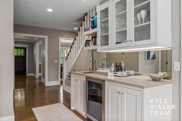 964 Pinecrest Avenue, East Grand Rapids, MI 49506