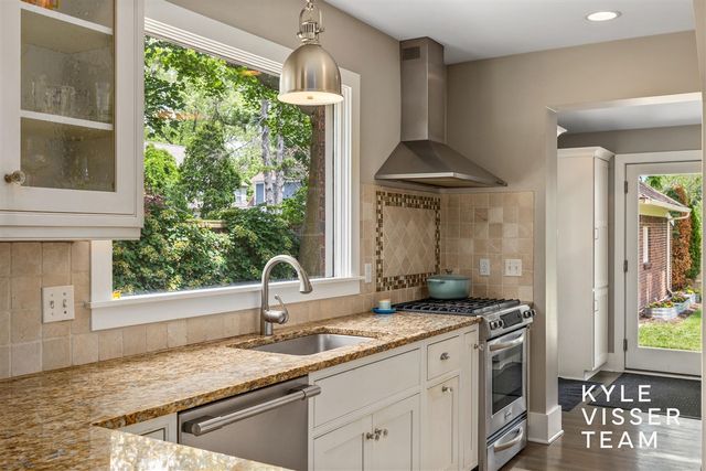 964 Pinecrest Avenue, East Grand Rapids, MI 49506
