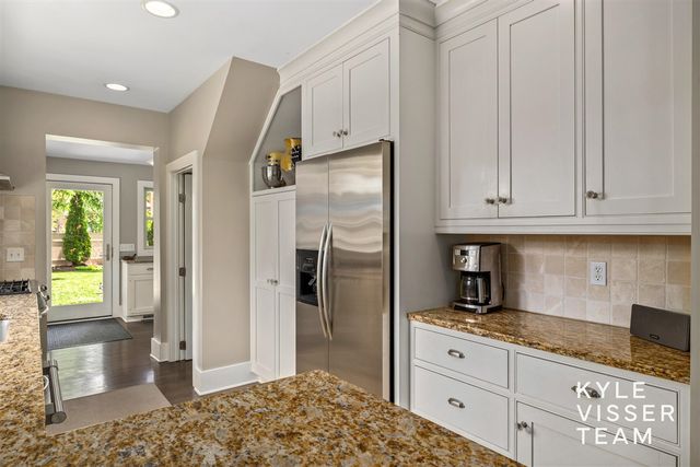 964 Pinecrest Avenue, East Grand Rapids, MI 49506
